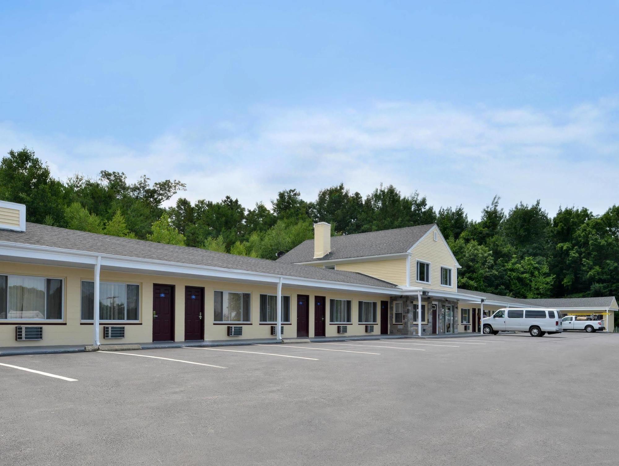 Americas Best Value Inn Providence-North Scituate Экстерьер фото